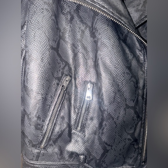 🚨Levi's Women's Textured Black Leather Jacket - Picture 8 of 11